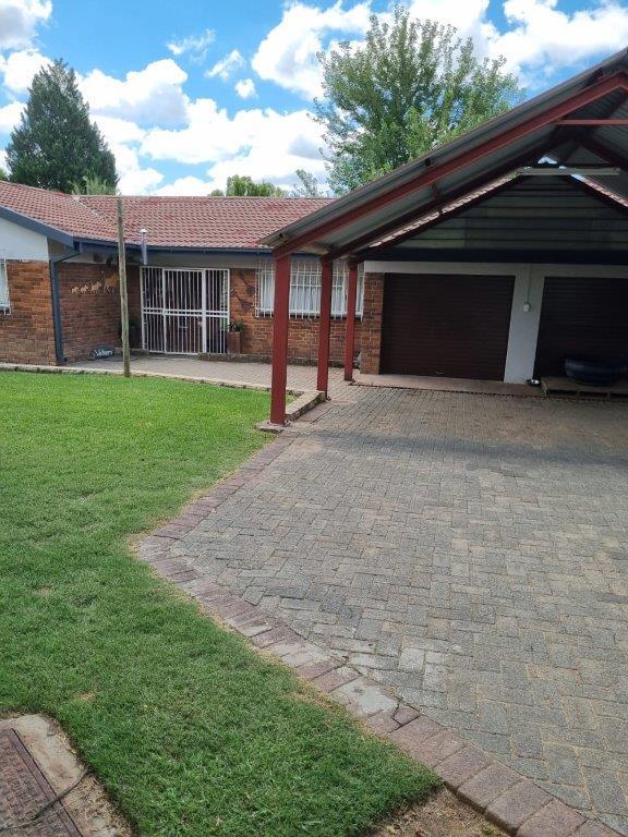 4 Bedroom Property for Sale in Ladybrand Free State